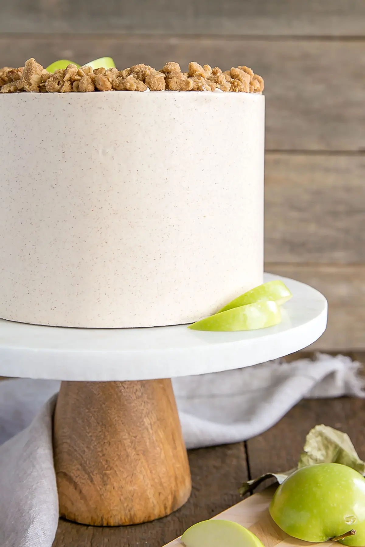 This Apple Crisp Cake pairs spice cake layers with a delicious homemade apple pie filling and apple crisp crumble. | livforcake.com Spice cake with cinnamon buttercream and apple filling.