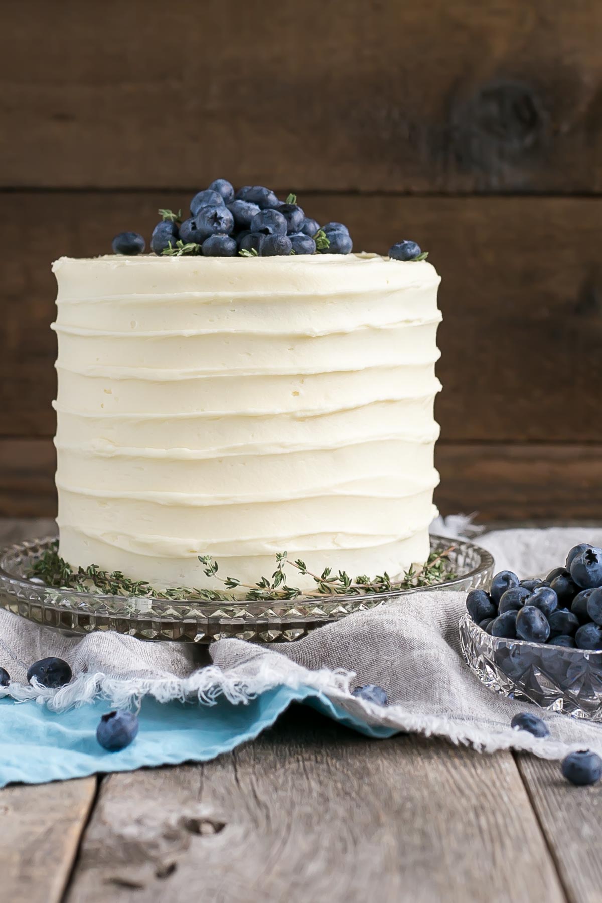 Blueberry Banana Cake! The delicious combination of bananas and blueberries gets paired with a tangy cream cheese frosting in this Blueberry Banana Cake recipe. | livforcake.com Banana Cake recipe with fresh blueberries.