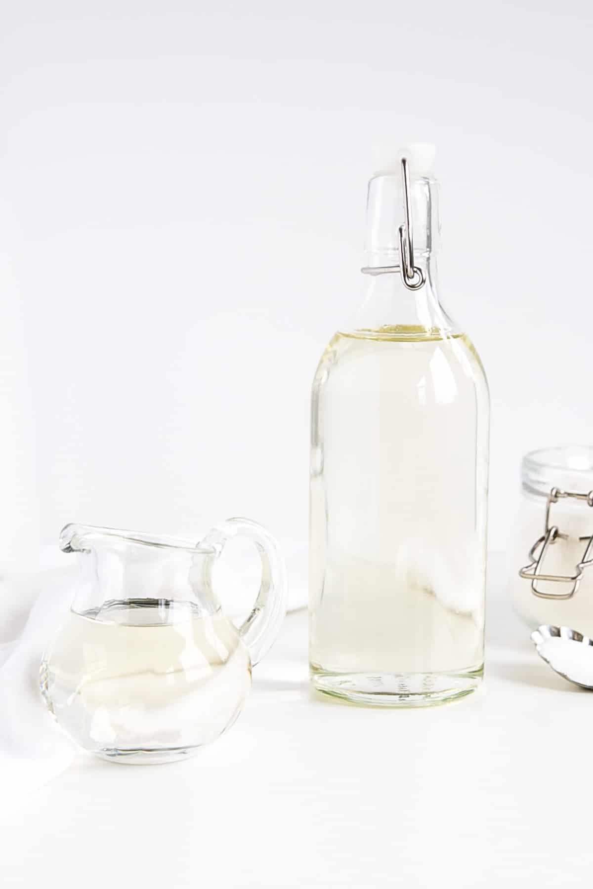Make simple syrup at home with this quick and easy recipe! The perfect addition to your cakes, cocktails, and iced beverages. | livforcake.com Easy recipe for making simple syrup at home.